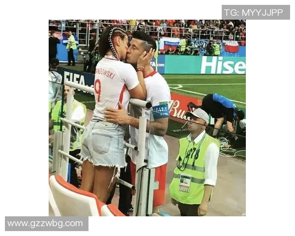 足球明星女友与莱万甜蜜接吻引发热议瞬间曝光